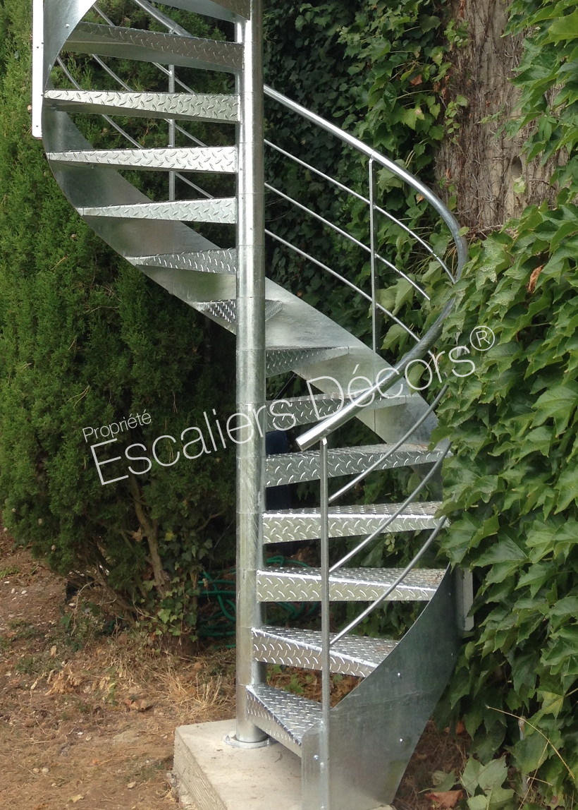 Photo SH41 - Delta Loft colimaçon contemporain avec limon. Escalier d'extérieur sur mesure en acier galvanisé reliant 2 jardins en terrasse. Vue 2